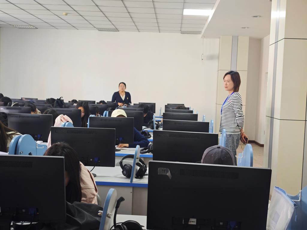 外国语学院五一前夕深入课堂查课